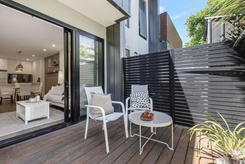 Hidden Gem In McKinnon Apartment By Ready Set Host - Accommodation BNB 1