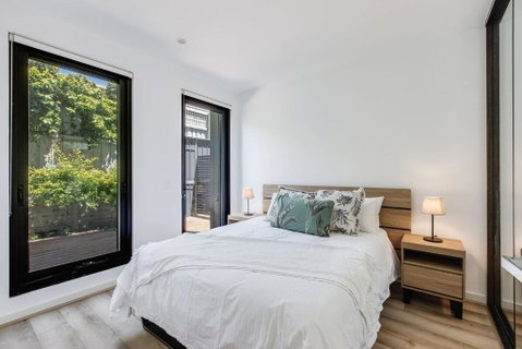 Hidden Gem In McKinnon Apartment By Ready Set Host - Accommodation BNB 2