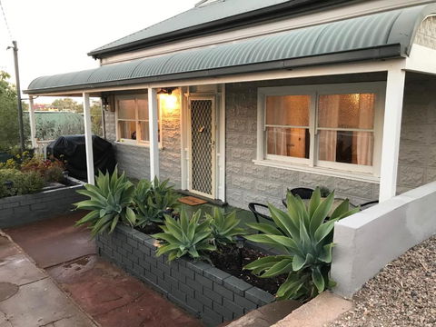 HILLSIDE HAVEN CHARMING C1920 COTTAGE Pet Friendly Sleeps 1 - 6 - Accommodation BNB 2