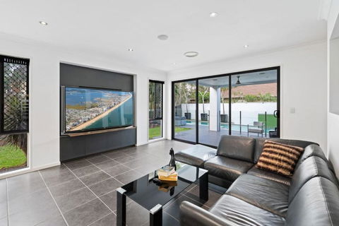 Holiday Paradise 4BR Pool BBQ Parking Near Mall N Park - Accommodation BNB 0