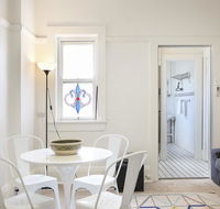 Art Deco Oasis Minutes From the City - Accommodation BNB