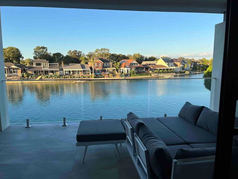 Luxury On The Lake - Accommodation BNB 0
