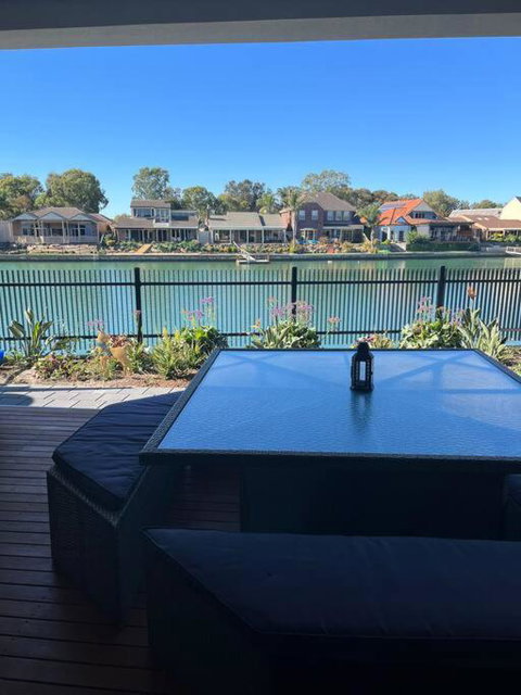 Luxury On The Lake - Accommodation BNB 1