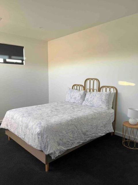 Luxury On The Lake - Accommodation BNB 3