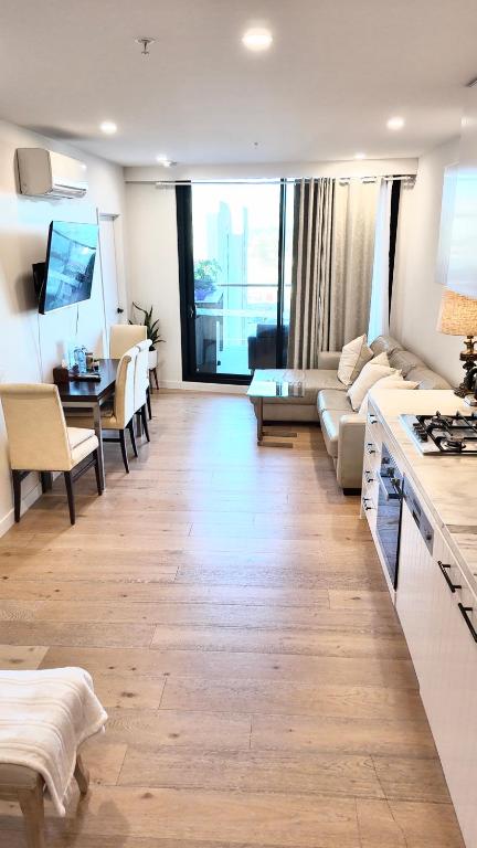 M-city Shopping Center Apartment - Executive Twin King Ensuites - Fully Equipped - Free Parking, Fast Wifi, Smart TV, Netflix, Complementary Drinks & Amenities - Clayton 3168 - Accommodation BNB 3
