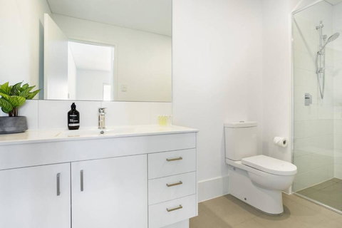 Minimalist Penthouse Condo With Skyline Vistas - Accommodation BNB 3