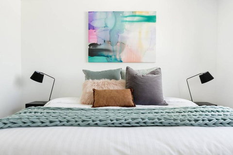 Minimalist Penthouse Condo With Skyline Vistas - Accommodation BNB 1