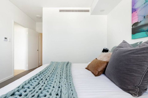 Minimalist Penthouse Condo With Skyline Vistas - Accommodation BNB 2