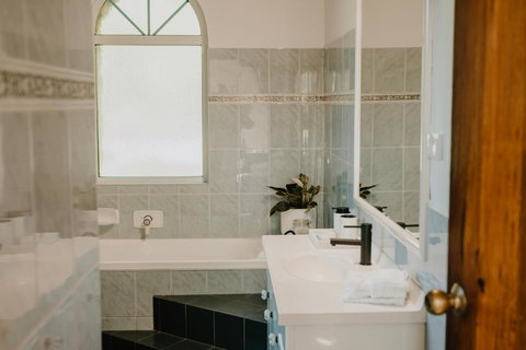 Misty Mountain Manor - Accommodation BNB 3