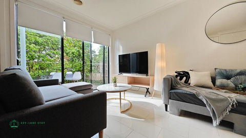 Modern 2-Bedroom Townhouse Near DFO & RMIT - Accommodation BNB 0