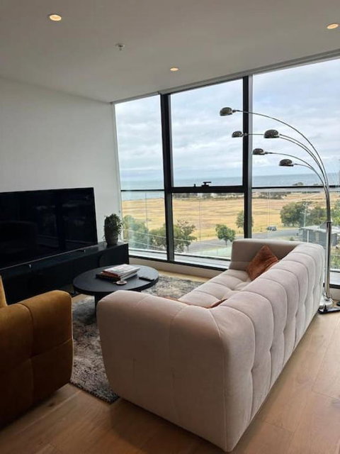 Modern 2 BRM Apt In Williamstown - Accommodation BNB 1