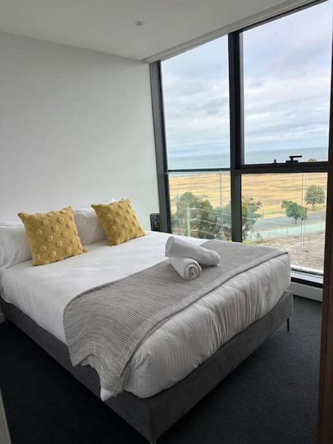 Modern 2 BRM Apt In Williamstown - Accommodation BNB 3