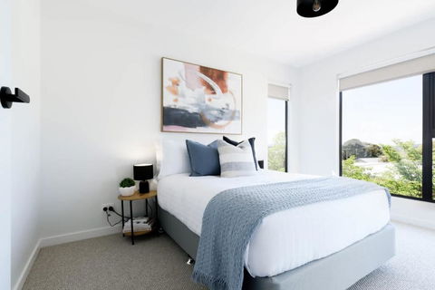 Modern Beaconsfield Retreat With Town Views - Accommodation BNB 3