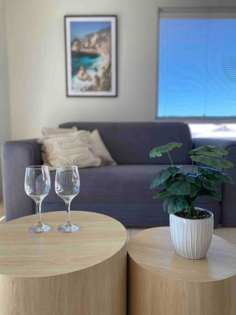 Modern Luxury 1 Bedroom Apartment - Walk To The Shops! Free Wifi - Accommodation BNB 1