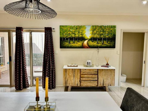 Morden Elegant 4 Bedroom House - Accommodation BNB 0