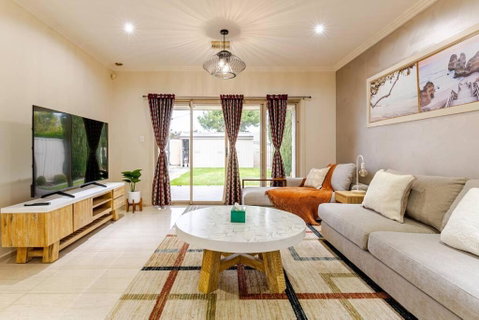 Morden Elegant 4 Bedroom House - Accommodation BNB 1