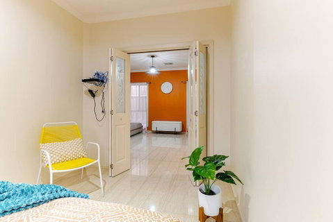 Morden Elegant 4 Bedroom House - Accommodation BNB 2