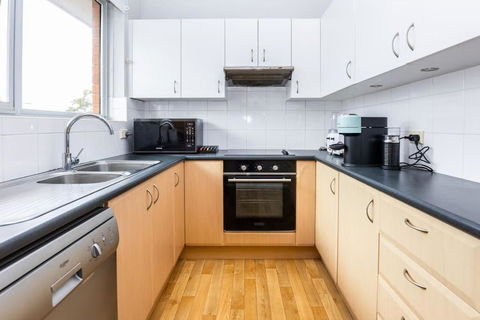Mosman Views, 2bed, Parking, 15min Walk To Beach - Accommodation BNB 2