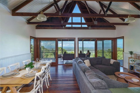 Mountain Retreat With Ocean Views And Fireplace - Accommodation BNB 2