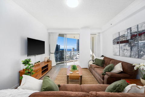 NEW Chevron Ocean Views Central Surfers. - Accommodation BNB 2