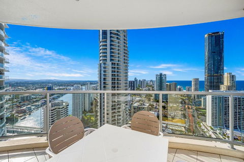 NEW Chevron Ocean Views Central Surfers. - Accommodation BNB 1