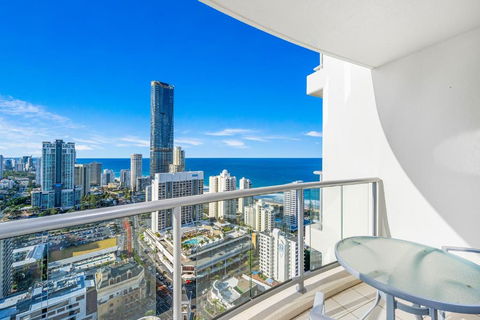 NEW Chevron Ocean Views Central Surfers. - Accommodation BNB 0