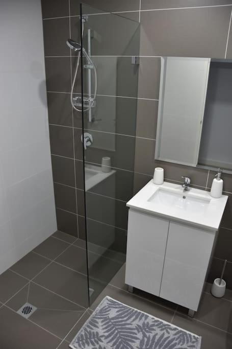 New Spacious 1 Bedroom Apartment Rosebery - Accommodation BNB 3