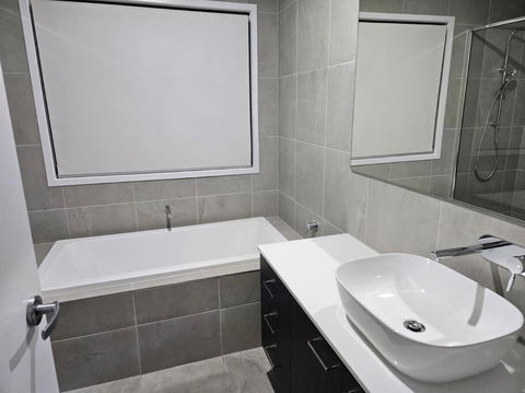 O Stylish 4 Room Oasis With 65 TV - Accommodation BNB 1