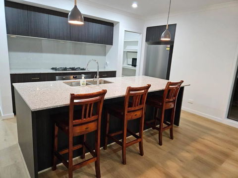 O Stylish 4 Room Oasis With 65 TV - Accommodation BNB 2