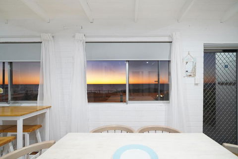 OCEA84 - Quinns Beach Shack: Ocean Views - Accommodation BNB 1