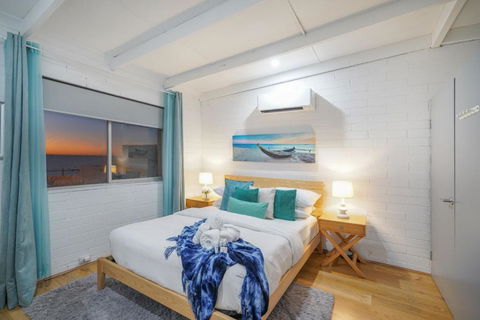 OCEA84 - Quinns Beach Shack: Ocean Views - Accommodation BNB 2
