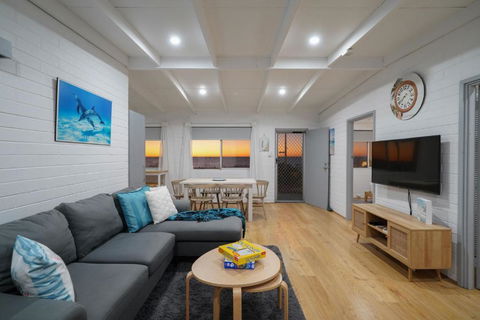 OCEA84 - Quinns Beach Shack: Ocean Views - Accommodation BNB 3