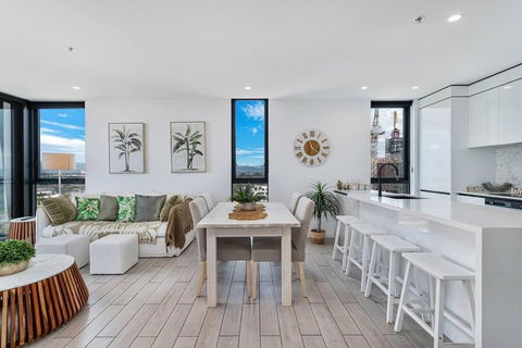 OPUS Apartment - Beach At Your Doorstep Short Walk To Light Rail - Accommodation BNB 3