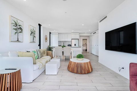 OPUS Apartment - Beach At Your Doorstep Short Walk To Light Rail - Accommodation BNB 2