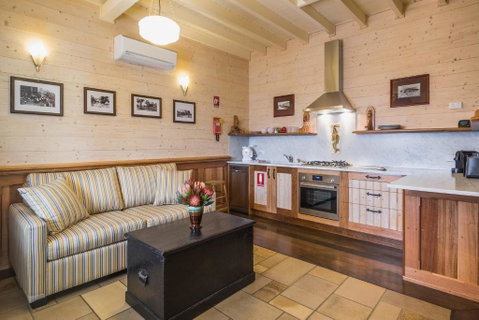 Old Bank Boutique Hotel - Accommodation BNB 2