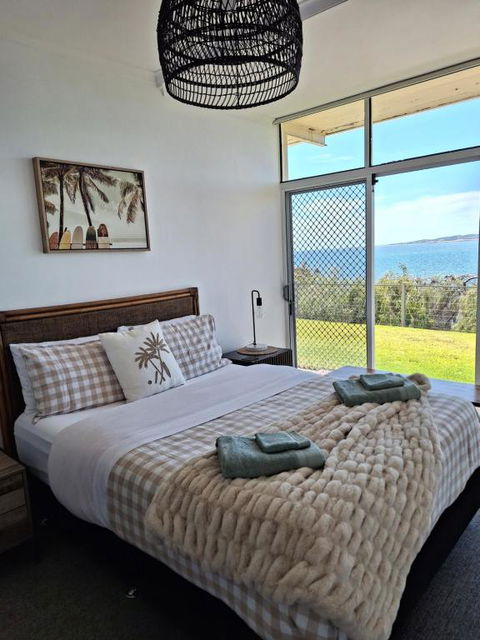 ON THE WATERS EDGE - Accommodation BNB 3
