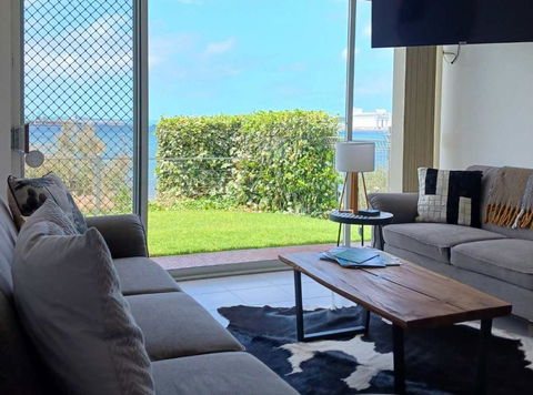 ON THE WATERS EDGE - Accommodation BNB 2