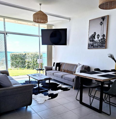 ON THE WATERS EDGE - Accommodation BNB 1