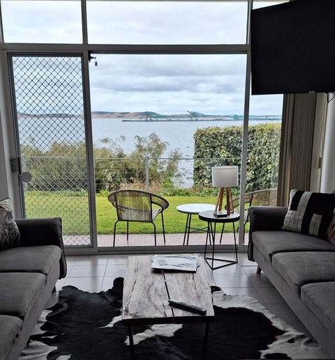 ON THE WATERS EDGE - Accommodation BNB 0