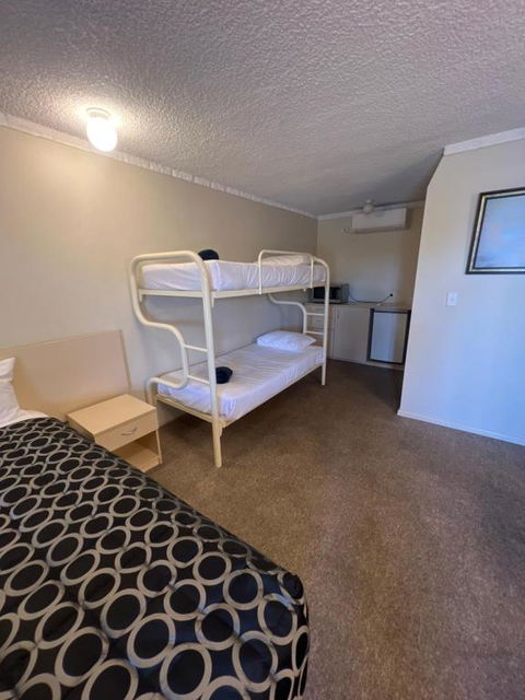 OVERLANDER MOTOR LODGE - Accommodation BNB 3