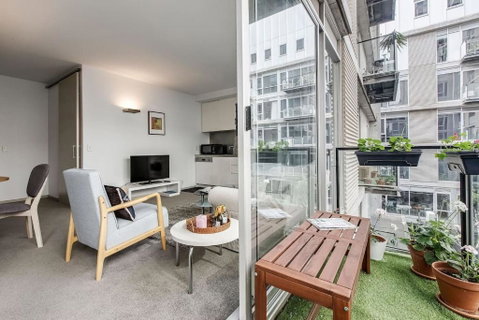 Parade Place - A Central Balcony Stay - Accommodation BNB 0
