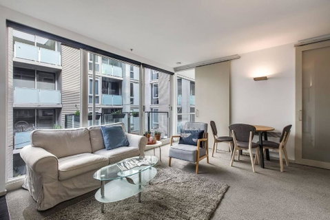Parade Place - A Central Balcony Stay - Accommodation BNB 1