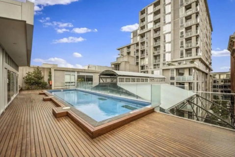 Parade Place - A Central Balcony Stay - Accommodation BNB 2