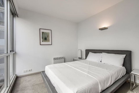 Parade Place - A Central Balcony Stay - Accommodation BNB 3