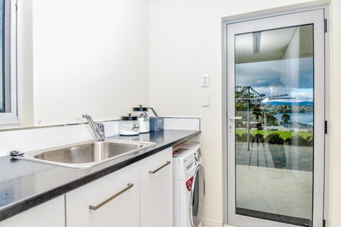 Paradise Point - Entire Home In Clarence Point, Tasmania Australia, 10 Guests 7 Bedrooms 7 Beds 3 Baths - Accommodation BNB 3