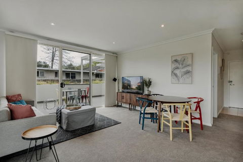 Peaceful 1-Bed Apartment Close To Lonsdale St - Accommodation BNB 0