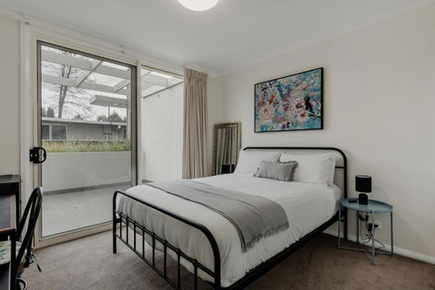 Peaceful 1-Bed Apartment Close To Lonsdale St - Accommodation BNB 2