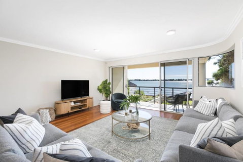 Panoramic Water View Apartment - Accommodation BNB 2