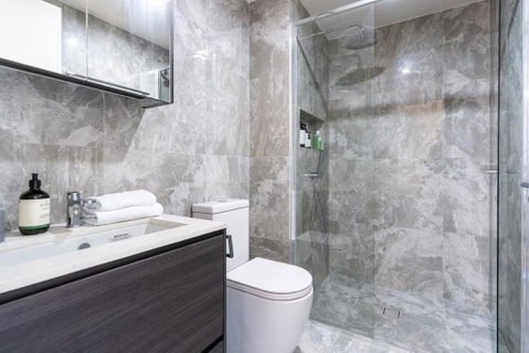Perfectly Located 1BR BA Apartment - Accommodation BNB 3