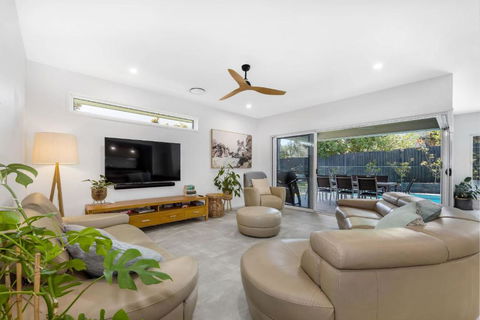 Pet Friendly Holiday Home With Pool On Alex - Accommodation BNB 2